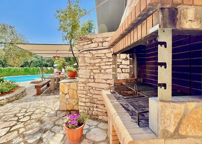 Thespina With Private Pool By Dadovillas Vilă *